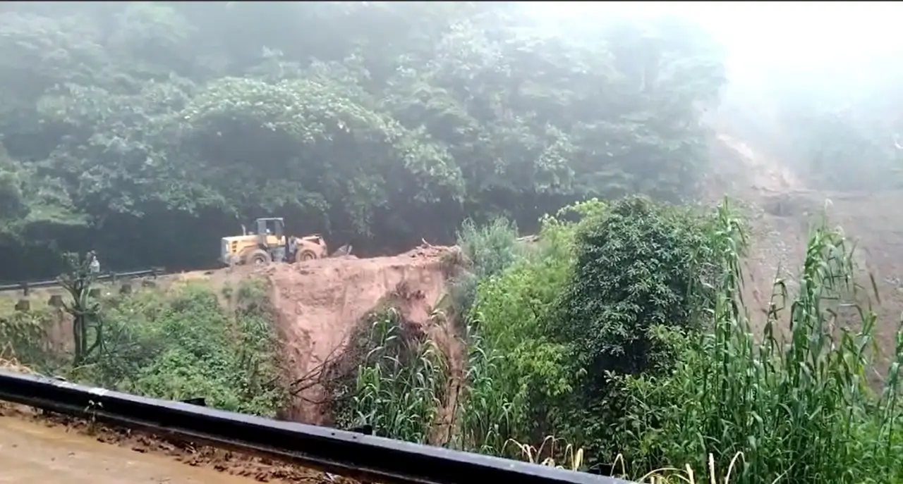 Dua Warga Dilaporkan Hilang Akibat Longsor di Kota Padang